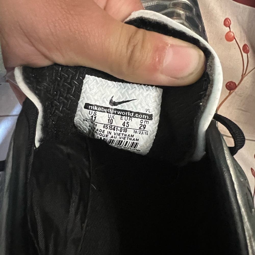 Nike Gray and Black Athletic Shoes with Textured Design - Picture 6 of 8